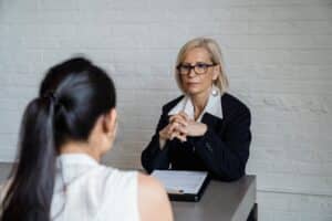 Bilateraal overleg tussen manager en medewerker_pexels
