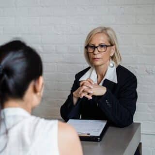 Bilateraal overleg tussen manager en medewerker_pexels