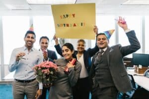 verjaardagsfeest op kantoor_pexels-rdne-7580814